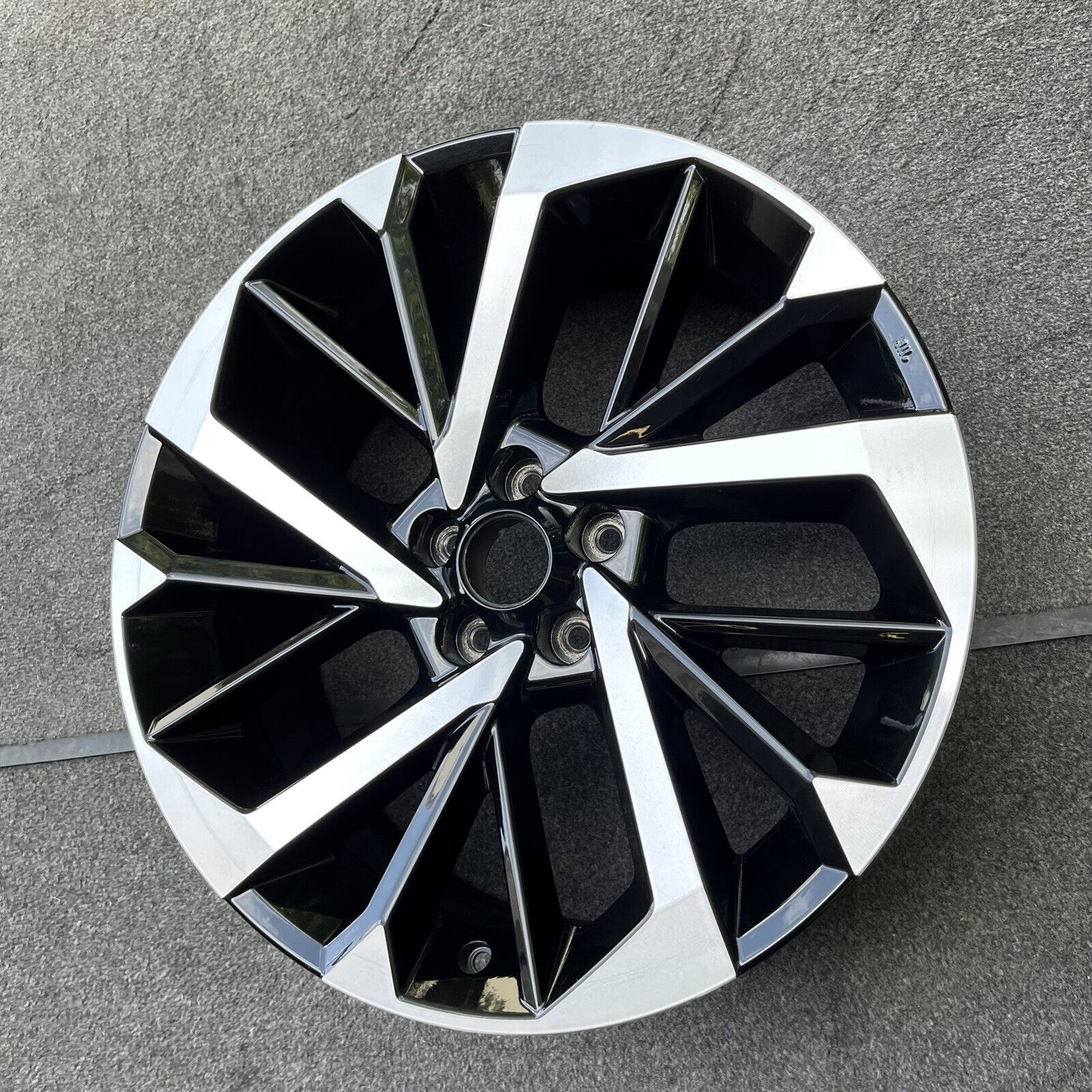 SINGLE 20 INCH WHEEL MITSUBISHI OUTLANDER 2022-2023 OEM SINGLE 20 INCH WHEEL MITSUBISHI OUTLANDER 2022-2023 OEM