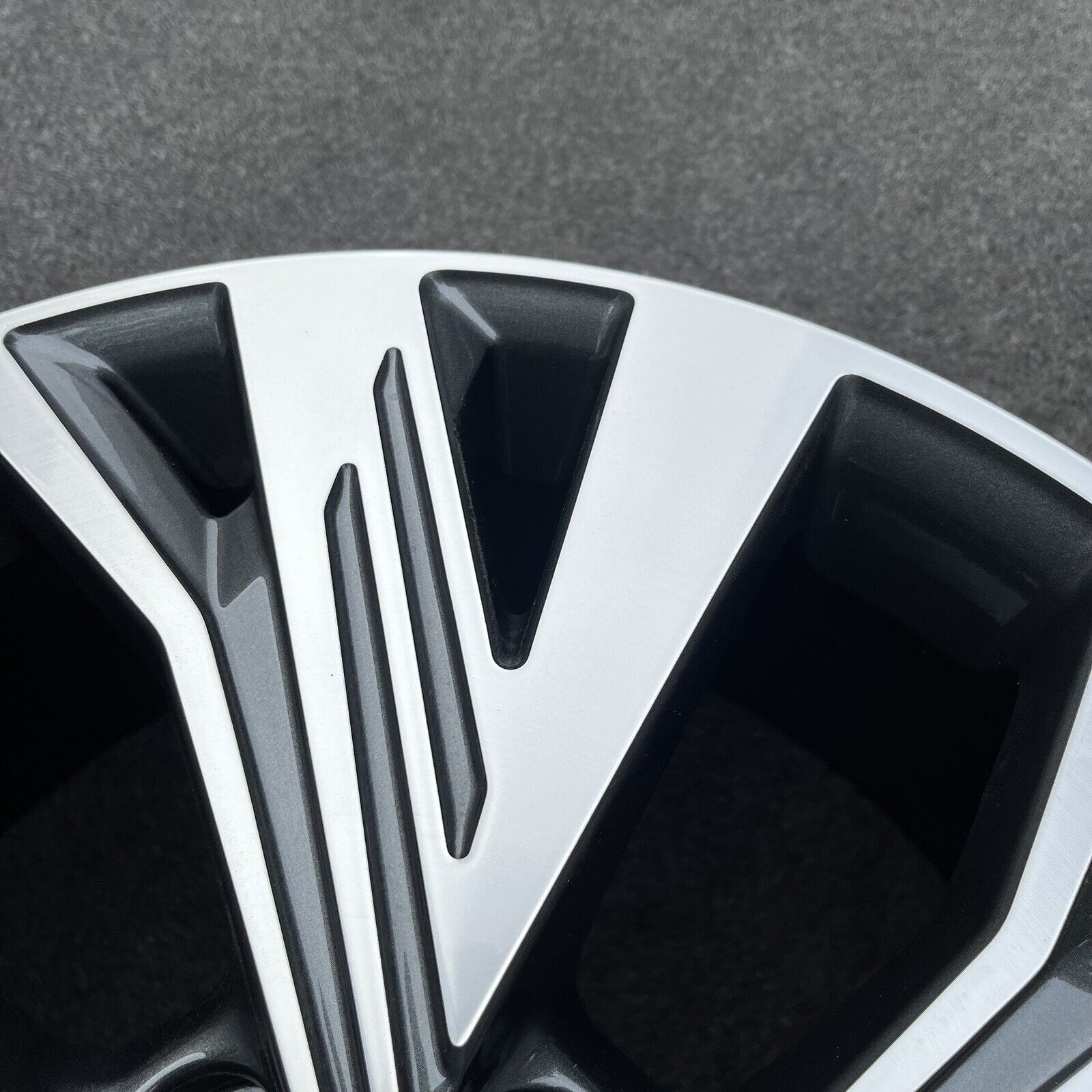 SINGLE 19 INCH WHEEL/RIM AUDI Q4 E-TRON 2023-2024 OEM CHARCOAL MACHINED ...